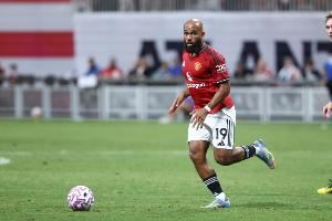 迎战旧主，姆伯莫赛前在球场与昔日布伦特福德队友相谈甚欢