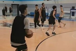 状态不错！赵睿参加北京男篮公开训练 侧翼命中三分