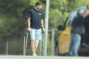 刚接受膝盖手术！霍安-加西亚被拍到拄拐现身巴萨基地