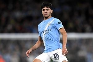 邮报：曼城有可能在冬窗就补强右后卫，将视胡桑诺夫发展情况而定