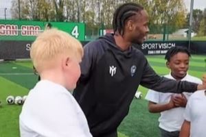 无球可踢！斯特林近日带小学生进行足球训练，已被排除出蓝军计划