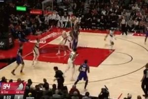 意外之喜？！小尼克-史密斯急停中投+突破抛投 砍下19分了！