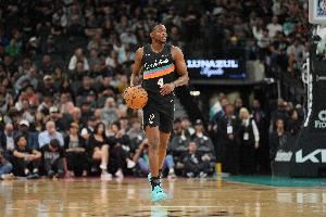 7人上双!福克斯谈文班缺阵:我们是一个团队 很多人都准备好上场 7人上双!福克斯谈文班缺阵:我们是一个团队 很多人都准备好上场